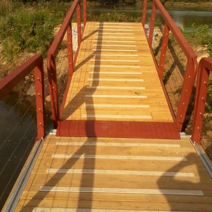 Vue sur la passerelle - Platelage en bois essence de chataigner